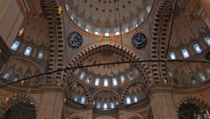 Fatih Camii’nde bıçaklı saldırı; imam ve öğrencisi yaralandı