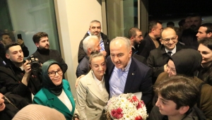 Rize Belediye Başkanlığına yeniden aday gösterilen Başkan Metin'e havalimanında çoşkulu karşılama