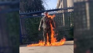 ABD'li asker İsrail Büyükelçiliği'nin önünde kendini yaktı