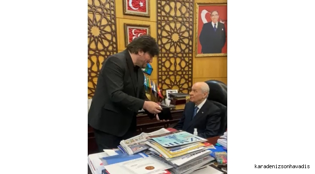 AHMET ŞAFAK’TAN DEVLET BAHÇELİ’YE ÇİFTE TAKDİM