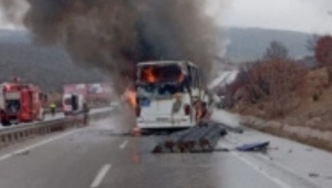 Kamyona çarpan yolcu otobüsü alevler içinde kaldı
