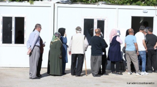 Deprem bölgesinde vatandaşlar sandık başında