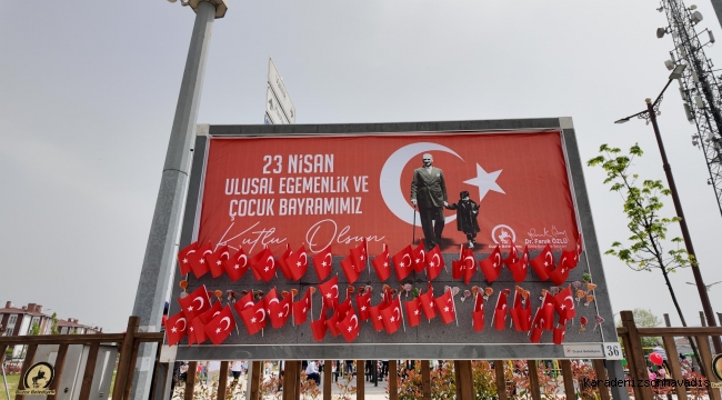 23 NİSAN’DA REKLAM PANOLARINA BAYRAK VE ŞEKER ASILDI