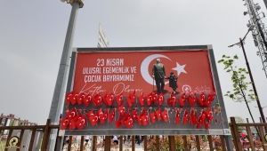 23 NİSAN’DA REKLAM PANOLARINA BAYRAK VE ŞEKER ASILDI