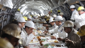 Bakan Bayraktar, maden işçileriyle iftar yaptı