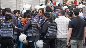 İsrail protestosuna ‘ters’ kelepçede 2 polis açığa alındı