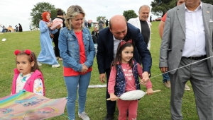 Ferizli'de Renkli Uçurtma Şenliği: Binlerce Vatandaş Gökyüzünü Uçurtmalarla Doldurdu