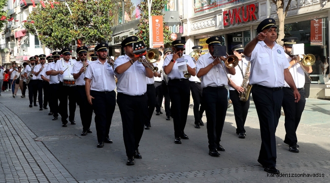 Çark Caddesi Büyükşehir’in orkestrasıyla şenlendi Besteler hep bir ağızdan