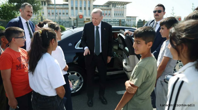 Cumhurbaşkanı Erdoğan, 15 Temmuz Şehitler Anıtı'nda Adıyamanlı çocuklarla buluştu
