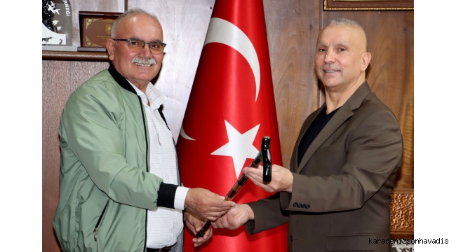Emekli madenci, kendi yaptığı bastonu Demir'e hediye etti