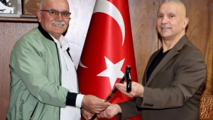 Emekli madenci, kendi yaptığı bastonu Demir'e hediye etti