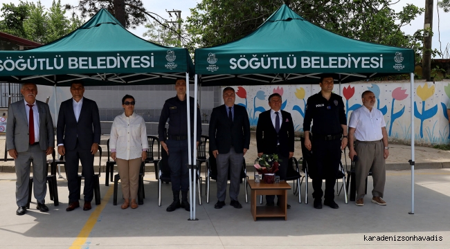 En renkli trafik etkinliği yine Büyükşehir'den: Güvenli trafiğin şartlarını 'tebessümle' öğrendiler