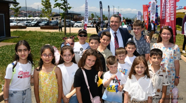 BAŞKAN GENÇ, ÇOCUKLARIN KARNE SEVİNCİNE ORTAK OLDU