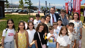 BAŞKAN GENÇ, ÇOCUKLARIN KARNE SEVİNCİNE ORTAK OLDU