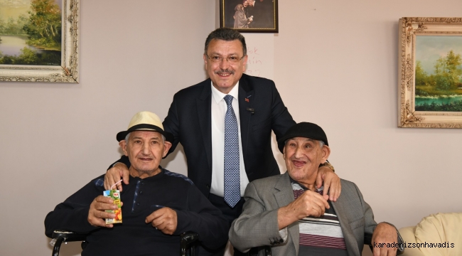 BAŞKAN GENÇ'TEN HUZUREVİ SAKİNLERİNE BAYRAM ZİYARETİ