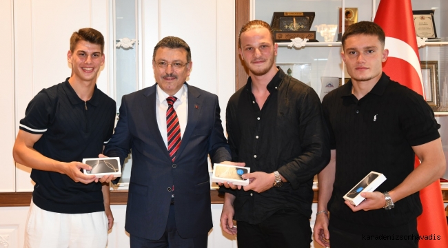 BAŞKAN GENÇ’TEN ŞAMPİYONLARA HEDİYE