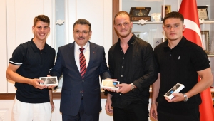BAŞKAN GENÇ’TEN ŞAMPİYONLARA HEDİYE