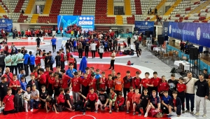 ÇAYKURSPOR’LU MİNİK GÜREŞCİLER SİVAS’TAN 9 MADAYLA İLE DÖNDÜ