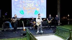 Millet Bahçesi’nde müzik dolu akşam: Şarkılara hep birlikte eşlik ettiler
