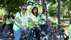 Aileler birlikte pedal çevirdi: Aziz Duran Parkı’nda bisiklet turu
