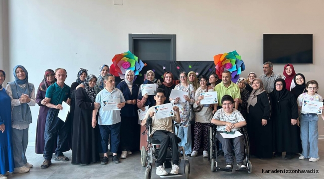 Akyazı SGM’de özel gereksinimli bireyler karne sevinci yaşadı