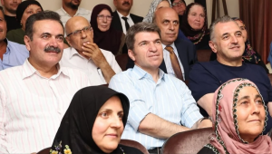 Amasya Valisi Önder Bakan'ın köy sakinleri ile sinema keyfi