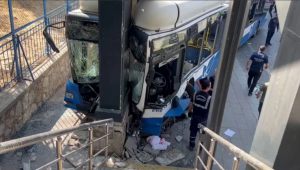 Ankara'da belediye otobüsü kaza yaptı: Çok sayıda yaralı var