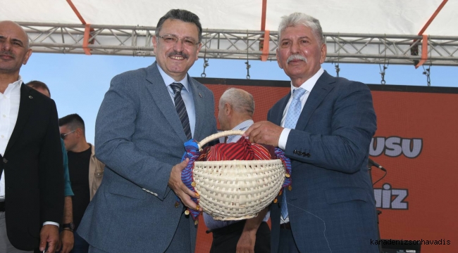 KADIRGA OTÇU ŞENLİĞİ'NDE BAŞKAN GENÇ'TEN YOL MÜJDESİ
