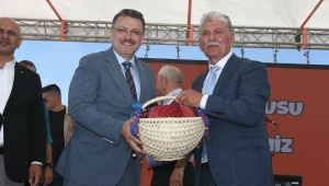 KADIRGA OTÇU ŞENLİĞİ'NDE BAŞKAN GENÇ'TEN YOL MÜJDESİ