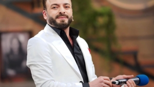 MOHAMED NAJAR’DAN MAHSUN KIRMIZIGÜL ŞARKISI