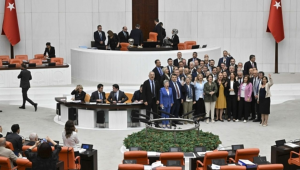 TBMM Genel Kurulunda CHP'li vekiller kürsüyü işgal etti