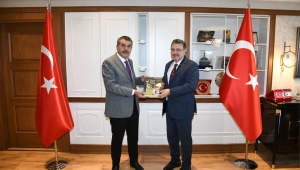 Bakan Yusuf Tekin, Büyükşehir Belediyesi’ni ziyaret etti