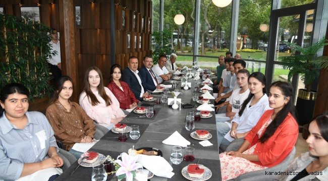 BAŞKAN GENÇ, ÖZBEK ÖĞRENCİLERLE YEMEKTE BULUŞTU