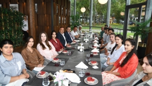 BAŞKAN GENÇ, ÖZBEK ÖĞRENCİLERLE YEMEKTE BULUŞTU