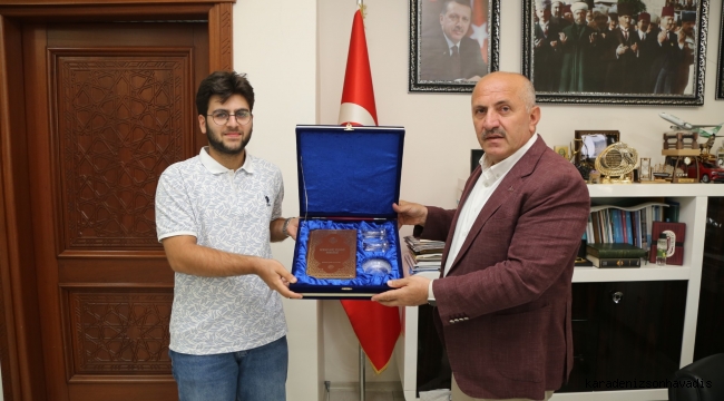 Çayeli’nde Dereceye Giren Öğrenciler Başkanlık Makamında Ağırladı