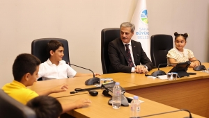 Gazze hareketiyle gönülleri fetheden minikler Yusuf Alemdar’ın misafiri oldu “Sizlerle gurur duyuyorum”