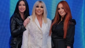 SAFİYE SOYMAN'A KLİPTE SELMA ORUÇ ŞIKLIĞI