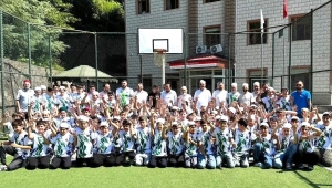 ŞEHR-İ MÜDAFAA TARAFTAR GRUBUNDAN KUR’AN ÖĞRENCİLERİNE Ç.RİZESPOR FORMASI