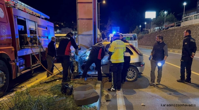 Kontrolden çıkan otomobil üst geçide çarptı: 2 genç hayatını kaybetti