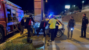 Kontrolden çıkan otomobil üst geçide çarptı: 2 genç hayatını kaybetti