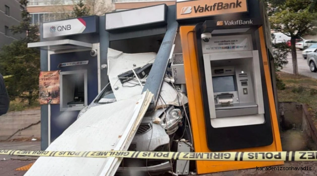 Ankara'da kaygan yolda kaza: Otomobil ATM'ye girdi