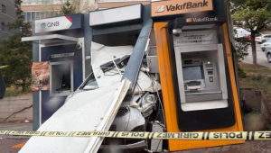 Ankara'da kaygan yolda kaza: Otomobil ATM'ye girdi