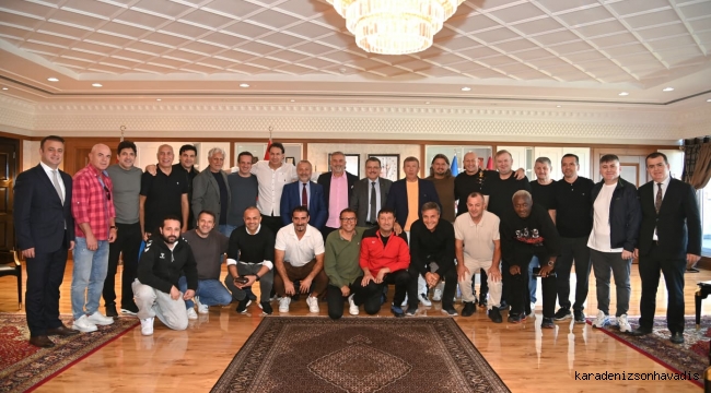 BAŞKAN GENÇ, EFSANE FUTBOLCULARI AĞIRLADI
