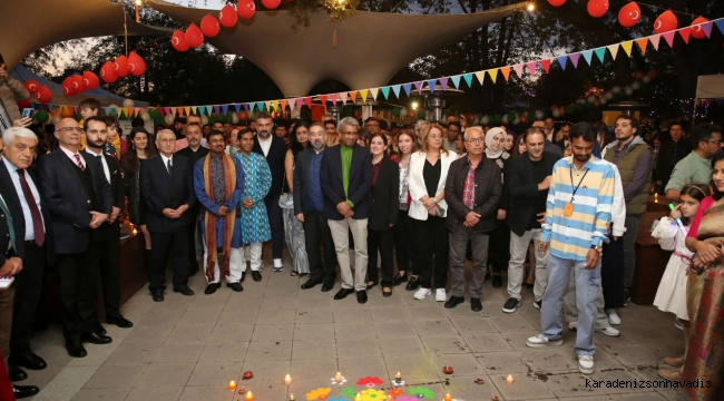 Divali coşkusu Gençlik Parkı’nda yaşandı
