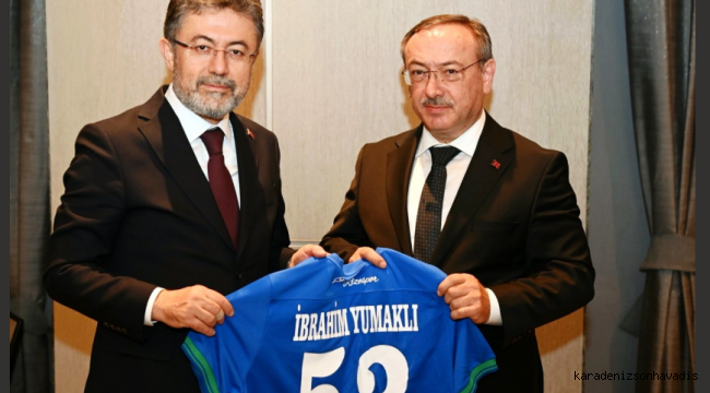 GENEL MÜDÜR ALİM, BAKAN YUMAKLI'YA ÇAYKUR RİZESPOR FORMASI HEDİYE ETTİ