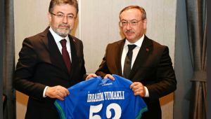 GENEL MÜDÜR ALİM, BAKAN YUMAKLI'YA ÇAYKUR RİZESPOR FORMASI HEDİYE ETTİ 