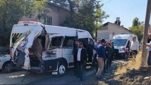 Muş’ta yolcu treni okul servisine çarptı: 17 öğrenci yaralandı