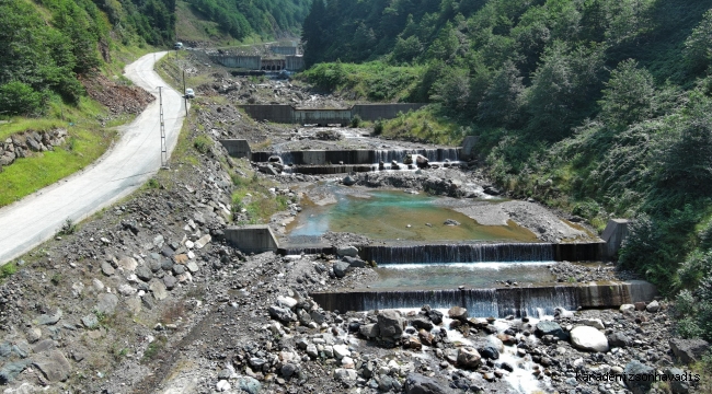 Rize genelinde selde bozulan dere yatakları ve menfezler temizleniyor