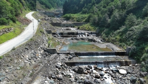 Rize genelinde selde bozulan dere yatakları ve menfezler temizleniyor
