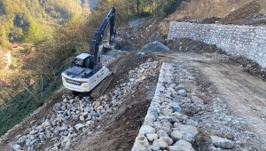 BÜYÜKŞEHİR TAŞ DUVARLARLA GÜVENLİ YOLLAR OLUŞTURUYOR